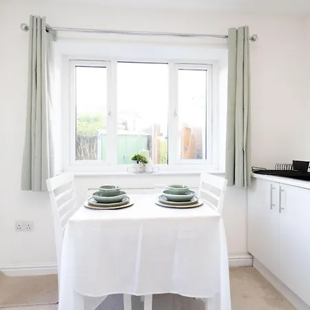 Modern Studio Apartment Near Airport With Free Parking