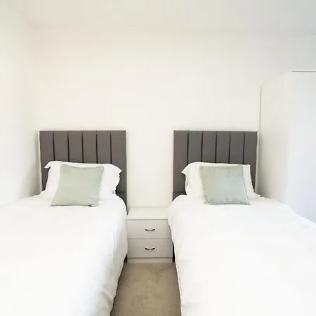 דירה Modern Studio Apartment Near Airport With Free Parking *