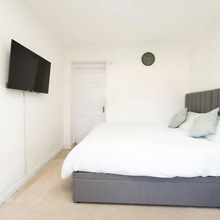 Modern Near Airport And Free Wifi Apartment Bristol