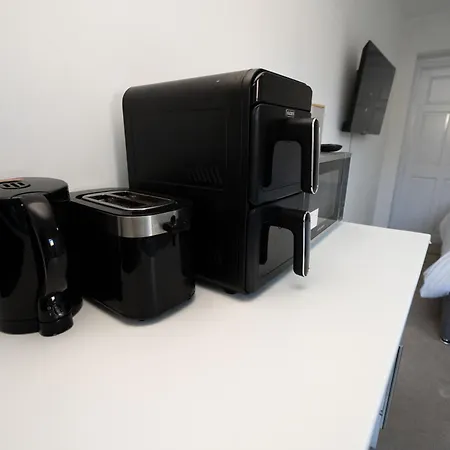 Modern Studio Apartment Near Airport With Free Parking דירה *