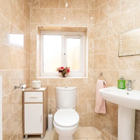 Modern Studio Apartment Near Airport With Free Parking דירה