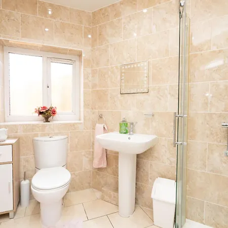Modern Studio Apartment Near Airport With Free Parking בריסטול