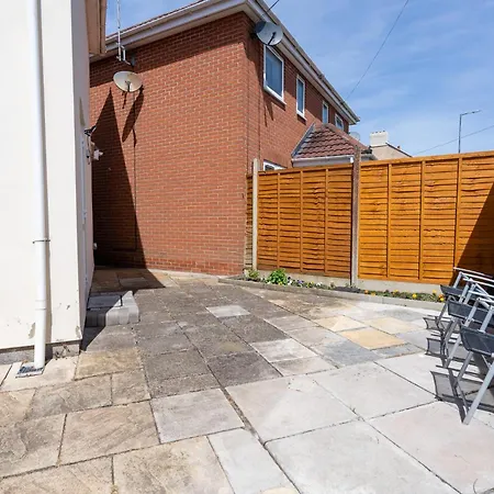 Modern Studio Apartment Near Airport With Free Parking
