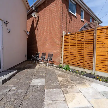 Modern Studio Apartment Near Airport With Free Parking
