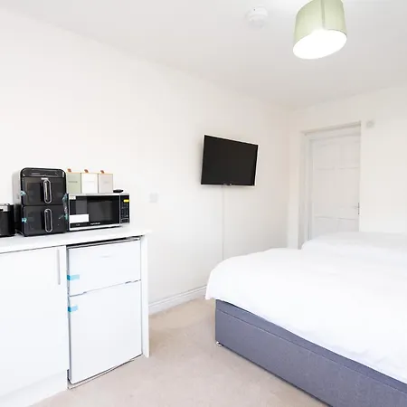 Private Near Airport With Free Parking Μπρίστολ